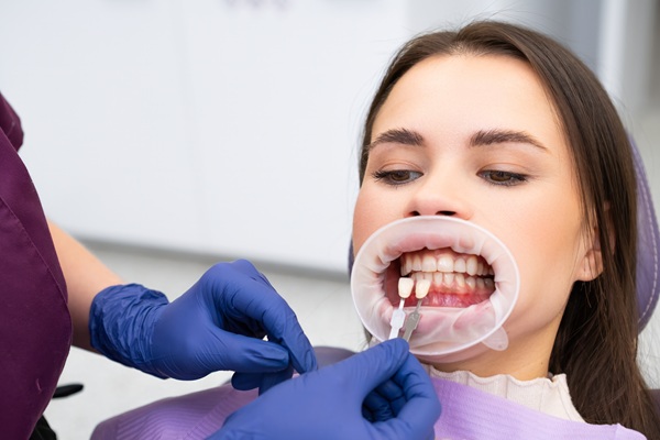 Dental Veneers Vs  Dentures: What Is The Difference?